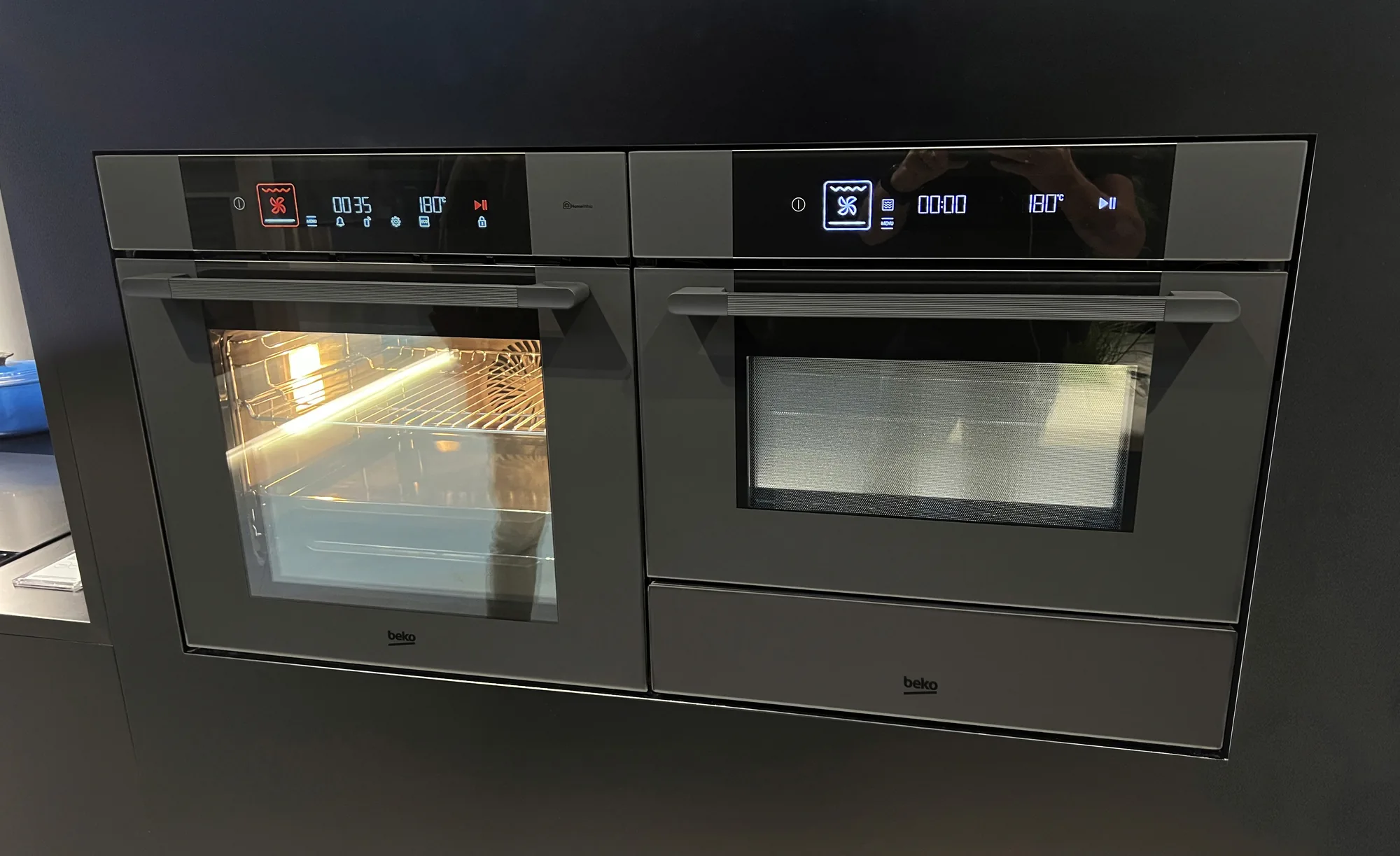 Grundig Midnight Black idle display